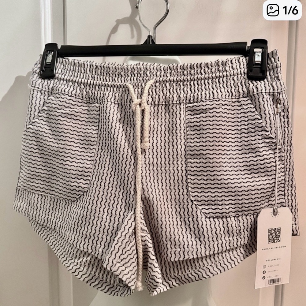 Women’s Drawstring Wave-Stripe Shorts -White & Navy